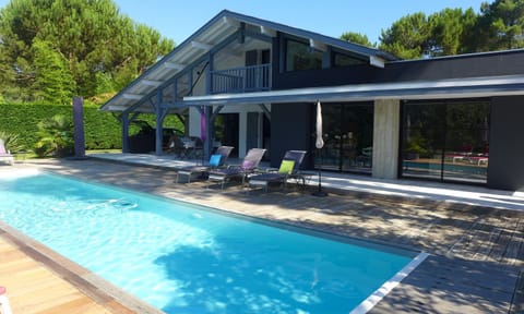 Ref 111 Seignosse, Villa de standing 4 étoiles partiellement climatisée avec piscine chauffée et Wifi au calme sur terrain 1100m2 Villa in Hossegor