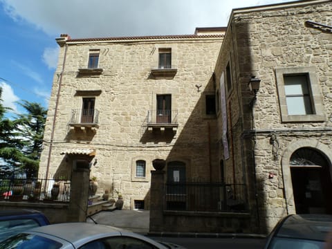 Nearby landmark, Facade/entrance, Neighbourhood