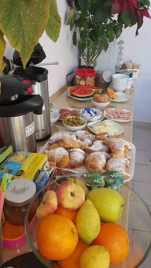 Staff, Food, Breakfast, Continental breakfast, Buffet breakfast, Italian breakfast, American breakfast, group of guests, Family