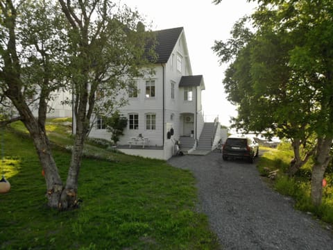 Finnøya with 180* Atlantic veiw House in Norway