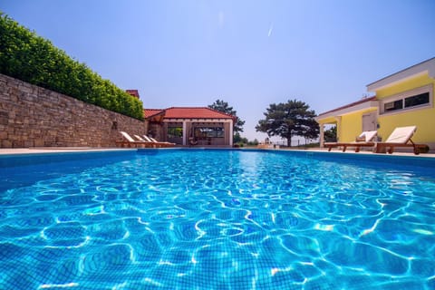 Garden, Seating area, Swimming pool