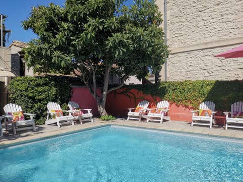 Hôtel Sous les Figuiers - Piscine, parking, centre ville Hotel in Saint-Remy-de-Provence