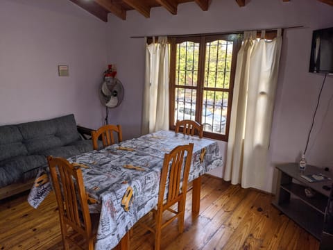 TV and multimedia, Dining area, fireplace