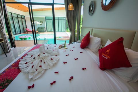 Good Night Pool Villa Phuket - SHA Plus Hôtel in Chalong
