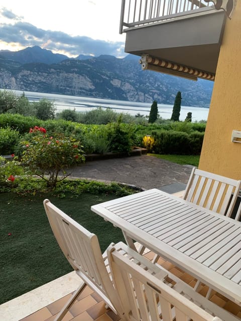 Dining area, Lake view