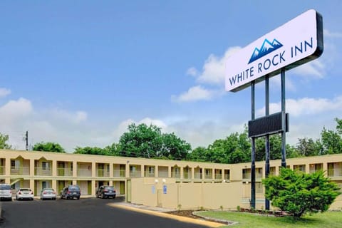 White Rock Inn Motel in San Marcos