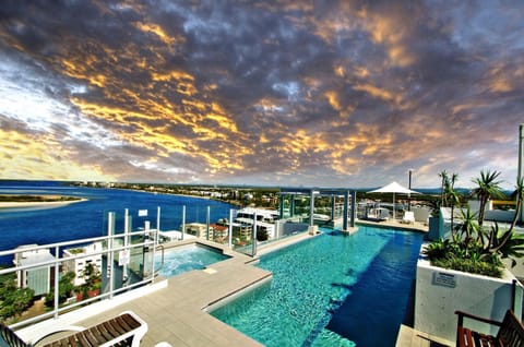 Day, Pool view