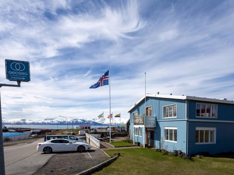 Property building, Day, Mountain view, Street view, Location, Parking