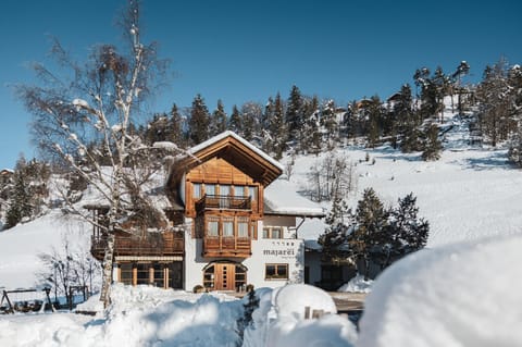 Property building, Day, Natural landscape, Winter, Mountain view