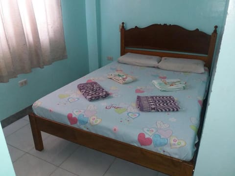 Bed, Photo of the whole room, Decorative detail, On site