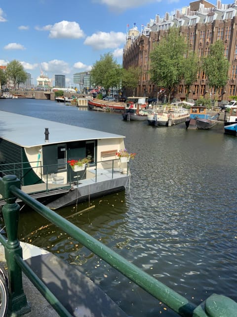 Boat no Breakfast Angelegtes Boot in Amsterdam