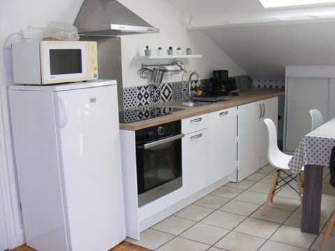 Coffee/tea facilities, Kitchen or kitchenette, Dining area, dishwasher, oven, stove, toaster