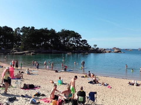 Maison bretonne à 100m de la plage, jardin clos et équipements pour bébé, à Trégastel - FR-1-368-106 House in Trégastel