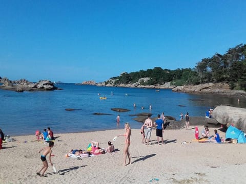 Maison bretonne à 100m de la plage, jardin clos et équipements pour bébé, à Trégastel - FR-1-368-106 House in Trégastel