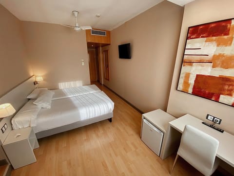 Bed, TV and multimedia, Photo of the whole room, Bedroom, oven, air conditioner