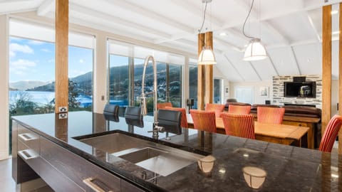 Stewart Lodge Luxury Spa House in Queenstown