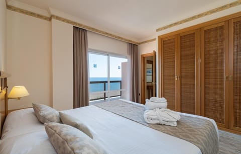 Bed, Photo of the whole room, Sea view, wardrobe