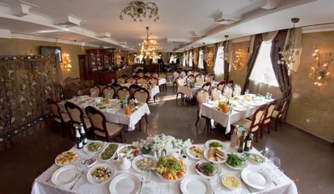 Restaurant/places to eat, Spring, Winter, Banquet/Function facilities, Evening entertainment, Autumn, On site, Garden view