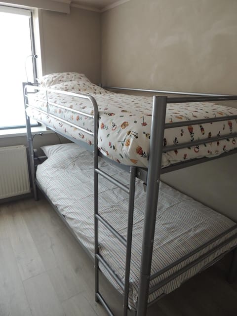 Bedroom, bunk bed