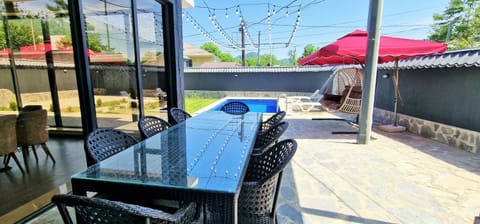 Patio, Day, BBQ facilities, Living room, Seating area, Dining area