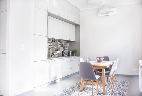 Kitchen or kitchenette, Photo of the whole room, Decorative detail, Dining area, Communal kitchen