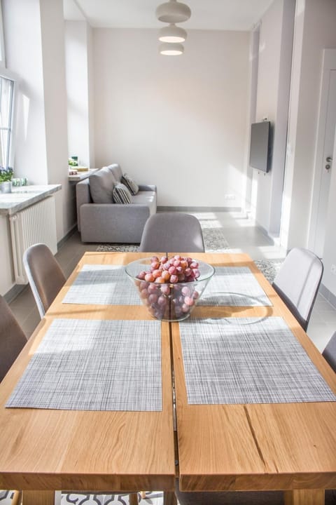 TV and multimedia, Living room, Photo of the whole room, Decorative detail, Seating area, Dining area