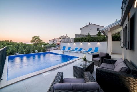 Property building, Garden, Balcony/Terrace, Swimming pool