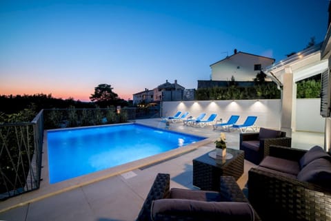 Property building, Garden, Balcony/Terrace, Swimming pool