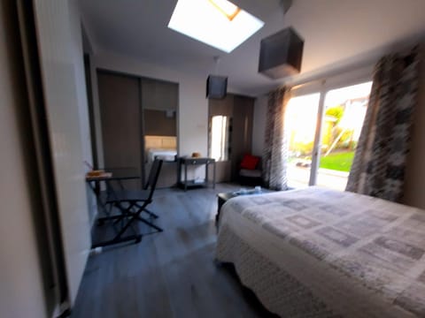 Superbe chambre de charme avec accès privatif Bed and Breakfast in Sartrouville