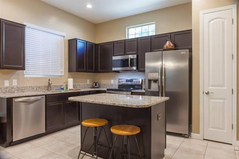 Gated townhouse with heated pool, hot tub, near US60 House in Mesa