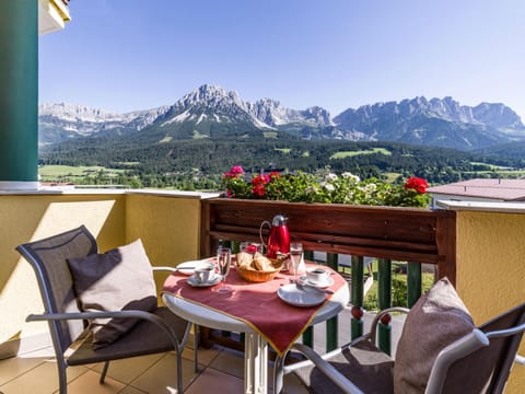 Natural landscape, View (from property/room), Balcony/Terrace, Seating area, Mountain view