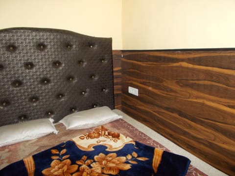 Ratnam Guest house Bed and Breakfast in Uttarakhand
