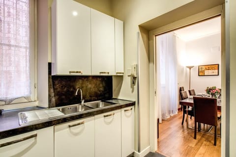 Holiday Apartment Bernini Near The Trevi Fountain - 4 Bedroom Condominio in Rome