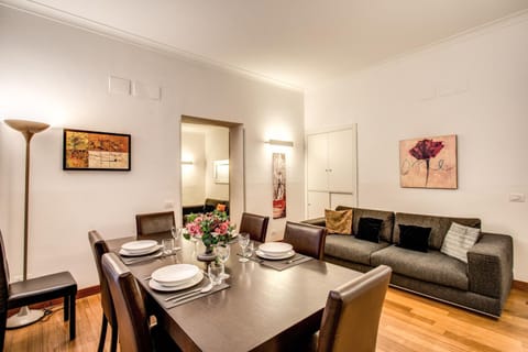 Holiday Apartment Bernini Near The Trevi Fountain - 4 Bedroom Eigentumswohnung in Rome