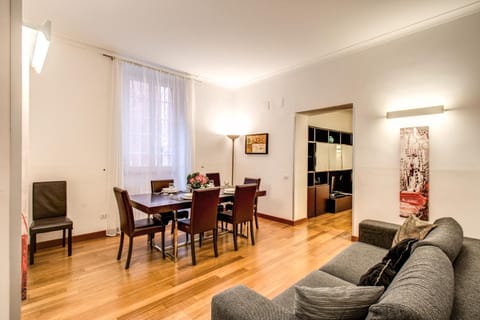 Holiday Apartment Bernini Near The Trevi Fountain - 4 Bedroom Condo in Rome