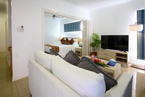 Communal lounge/ TV room, TV and multimedia, Living room, Seating area, Evening entertainment, air conditioner