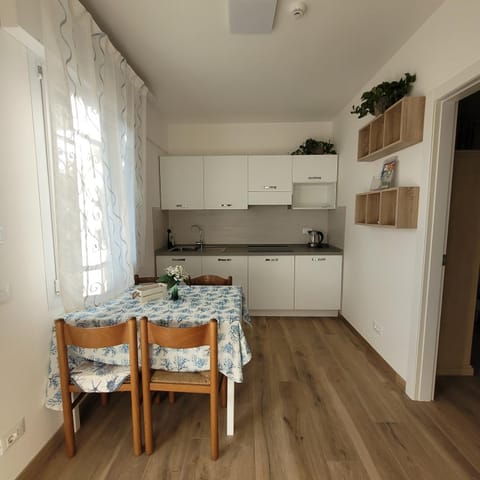 Kitchen or kitchenette, Dining area, stove