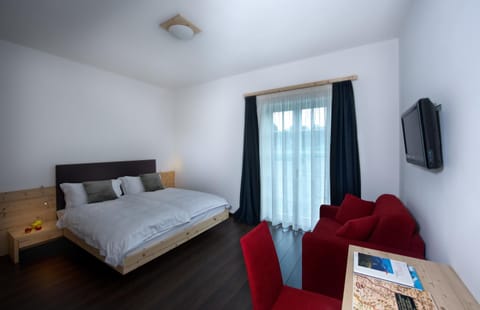 Day, TV and multimedia, Photo of the whole room, Decorative detail, Bedroom