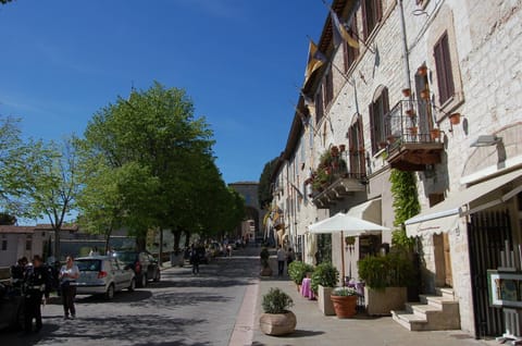 Property building, Restaurant/places to eat, Neighbourhood, Street view