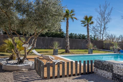 In Elsama piscine chauffée Haus in L'Isle-sur-la-Sorgue