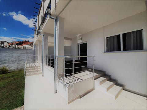 Property building, Patio, Facade/entrance, Balcony/Terrace