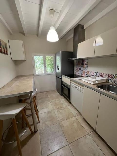 Kitchen or kitchenette, Dining area, dishwasher, oven, pet friendly, stove