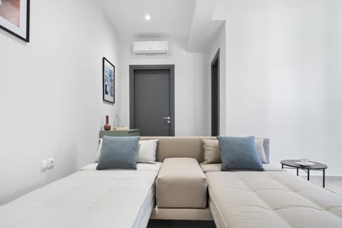 Bed, Living room, Seating area, air conditioner