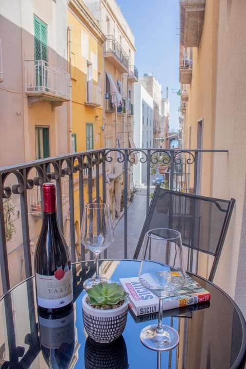 View (from property/room), Balcony/Terrace, City view, Drinks