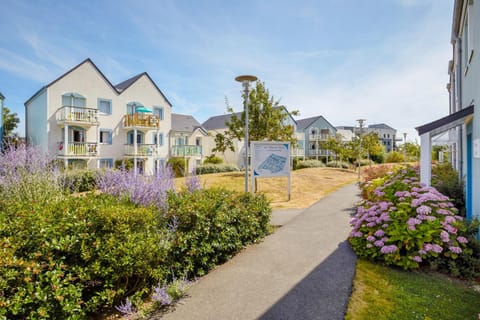 Property building, Spring, Day, Neighbourhood, Natural landscape, Garden, Garden view, Street view