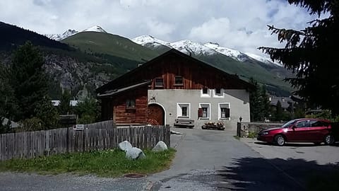 Neighbourhood, Natural landscape