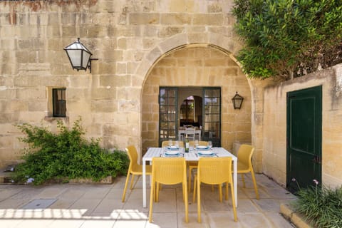 Garden, Dining area