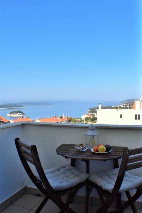 View (from property/room), Balcony/Terrace, Decorative detail, City view, Garden view, Sea view, Street view