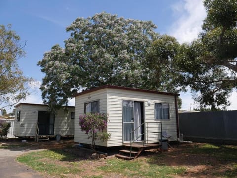 Parkes Country Cabins Campground/ 
RV Resort in Parkes