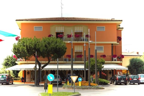 Facade/entrance
